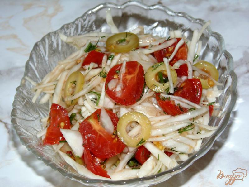 Фото приготовление рецепта: Капустный салат с помидорами черри и оливками шаг №5