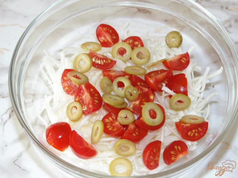 Фото приготовление рецепта: Капустный салат с помидорами черри и оливками шаг №3