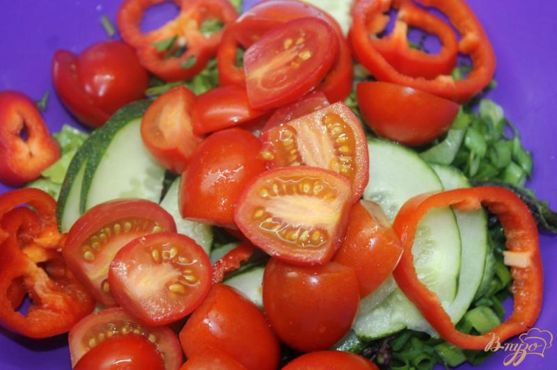 Фото приготовление рецепта: Салат с зеленью, овощами и оливками шаг №3