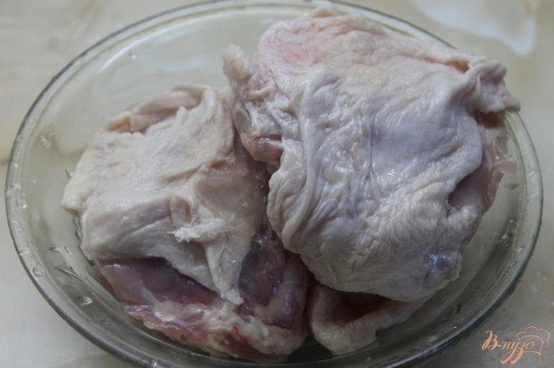 Фото приготовление рецепта: Жареные куриные бедра с чесноком шаг №1