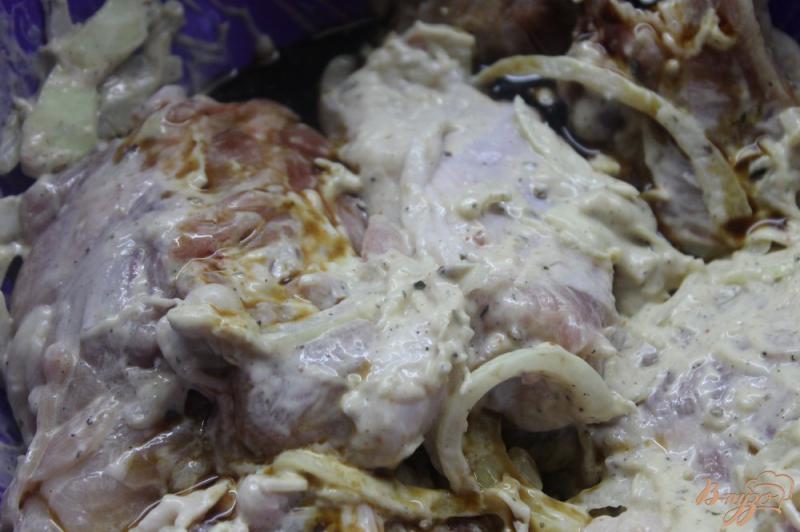 Фото приготовление рецепта: Жареные куриные бедра с чесноком шаг №4