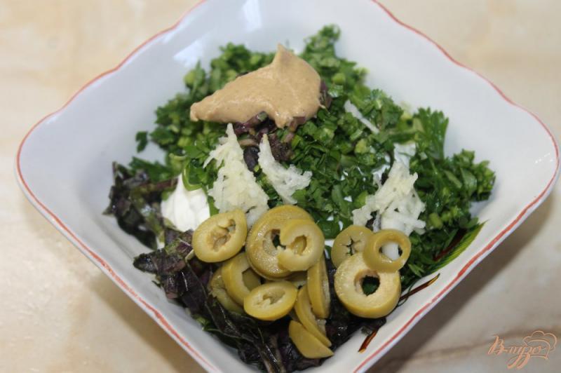 Фото приготовление рецепта: Сметанный соус с базиликом и оливками шаг №4