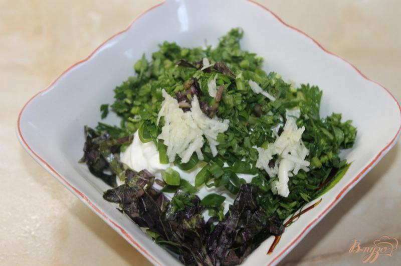 Фото приготовление рецепта: Сметанный соус с базиликом и оливками шаг №3