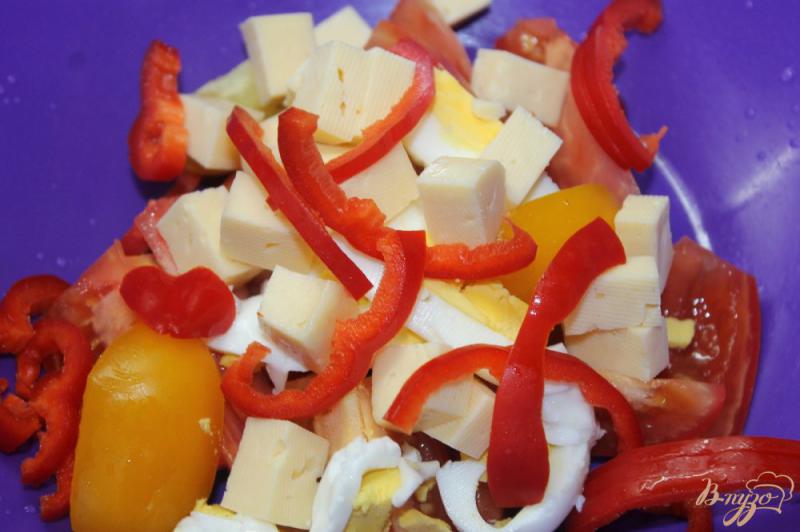 Фото приготовление рецепта: Овощной салат с сыром и яйцом шаг №4