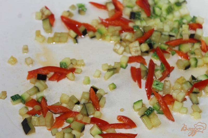Фото приготовление рецепта: Рис с летними овощами в соевом соусе шаг №2