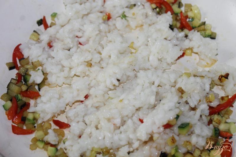 Фото приготовление рецепта: Рис с летними овощами в соевом соусе шаг №4