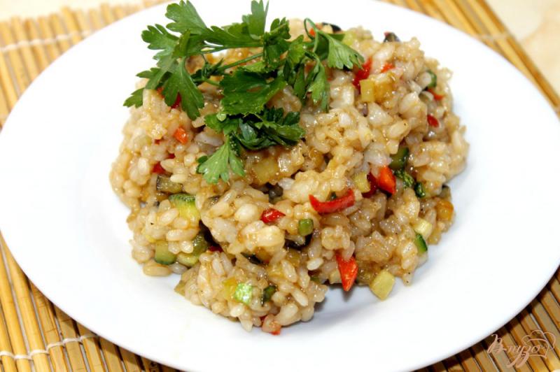Фото приготовление рецепта: Рис с летними овощами в соевом соусе шаг №6