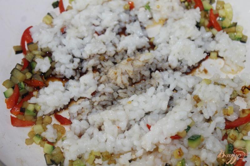 Фото приготовление рецепта: Рис с летними овощами в соевом соусе шаг №5