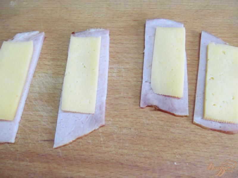Фото приготовление рецепта: Закусочные палочки из сыра с беконом шаг №1