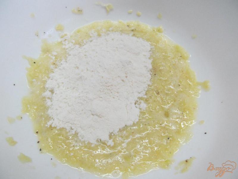 Фото приготовление рецепта: Закусочные палочки из сыра с беконом шаг №4