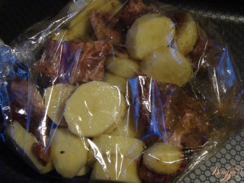 Фото приготовление рецепта: Запеченные с картофелем мясные косточки шаг №4