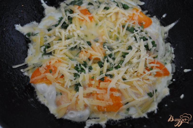 Фото приготовление рецепта: Яичница с помидорами под сыром шаг №4