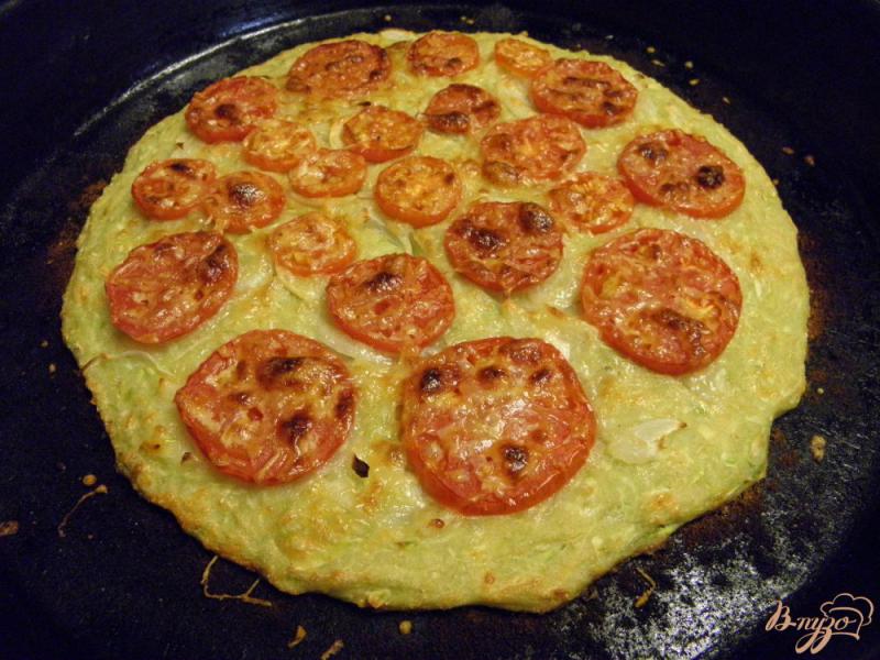 Фото приготовление рецепта: Пицца на кабачках с помидорами и сыром шаг №6