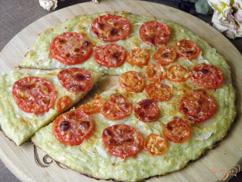 Фото приготовление рецепта: Пицца на кабачках с помидорами и сыром шаг №7