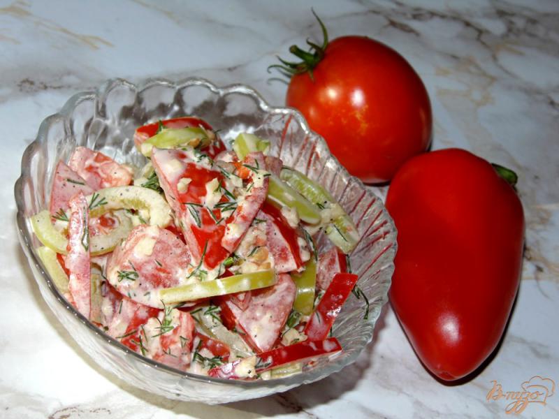 Фото приготовление рецепта: Острый салат из помидоров с твердым сыром шаг №4