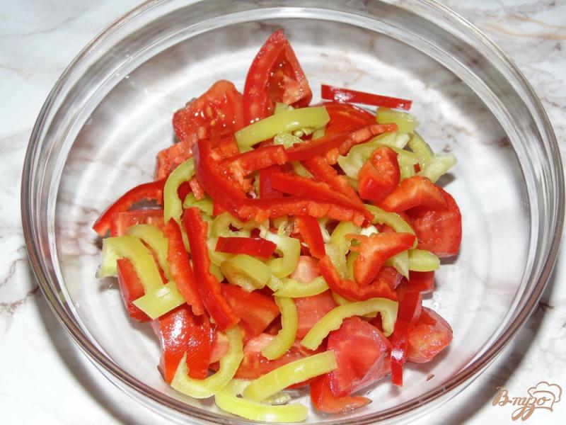 Фото приготовление рецепта: Острый салат из помидоров с твердым сыром шаг №2