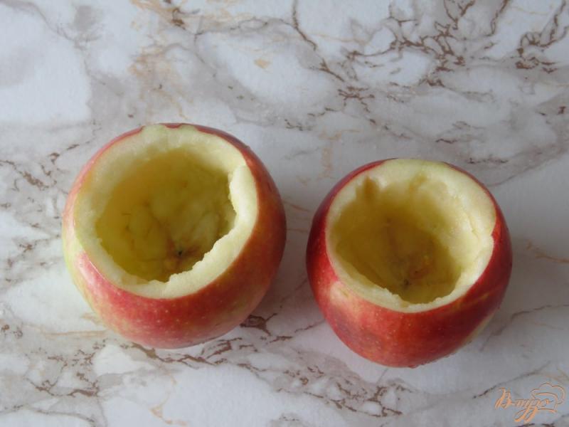 Фото приготовление рецепта: Яблоки запеченные с творогом и изюмом шаг №2