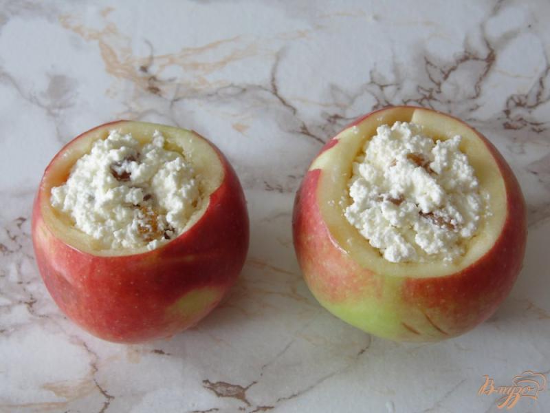 Фото приготовление рецепта: Яблоки запеченные с творогом и изюмом шаг №3