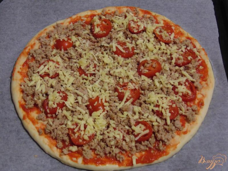 Фото приготовление рецепта: Пицца с фаршем и помидорами черри шаг №5