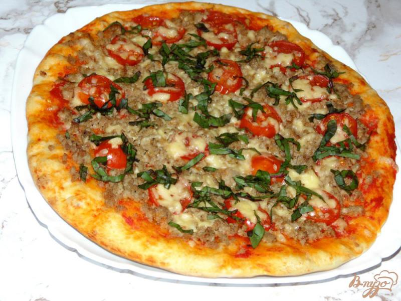 Фото приготовление рецепта: Пицца с фаршем и помидорами черри шаг №6