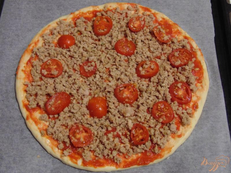 Фото приготовление рецепта: Пицца с фаршем и помидорами черри шаг №4
