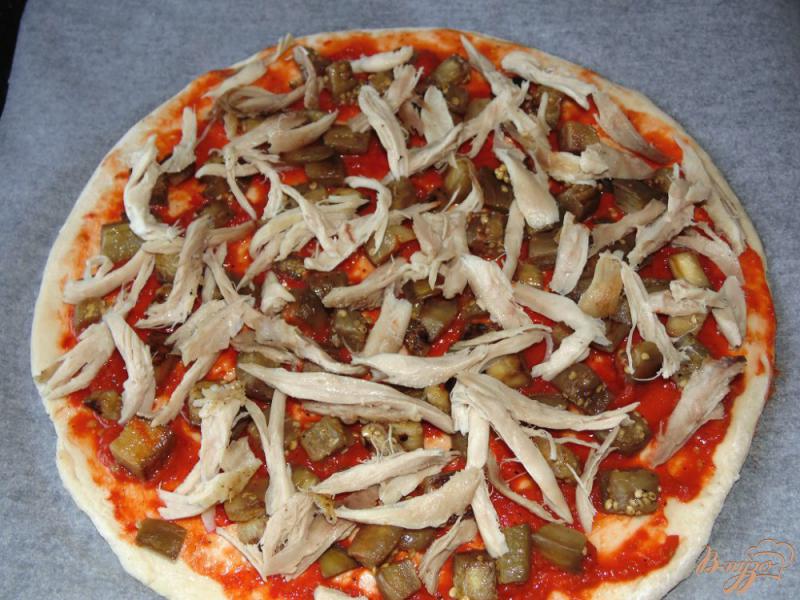Фото приготовление рецепта: Пицца с баклажаном и мясом птицы шаг №5