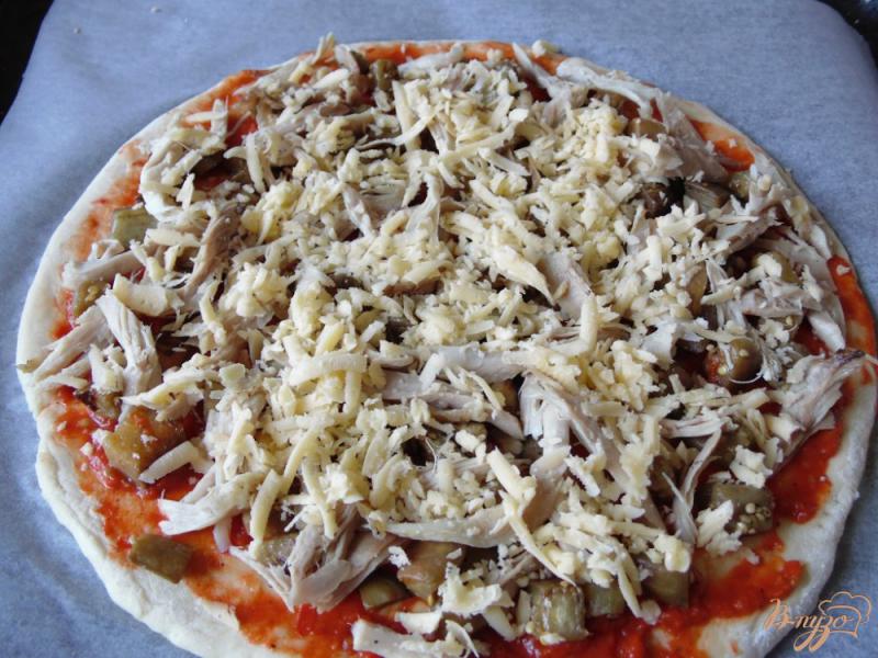 Фото приготовление рецепта: Пицца с баклажаном и мясом птицы шаг №6