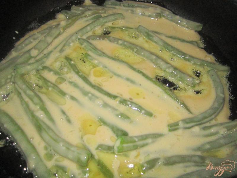 Фото приготовление рецепта: Спаржевая фасоль в лимонном кляре с чесночно-лимонным соусом шаг №4