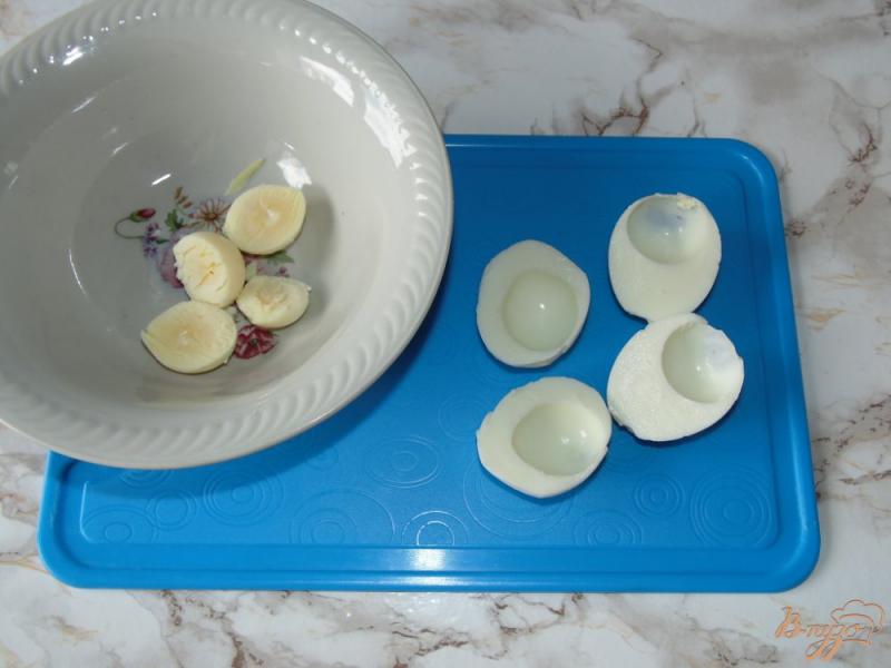 Фото приготовление рецепта: Яйца фаршированные баклажаном с луком шаг №3