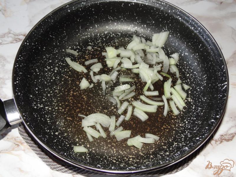 Фото приготовление рецепта: Яйца фаршированные баклажаном с луком шаг №1