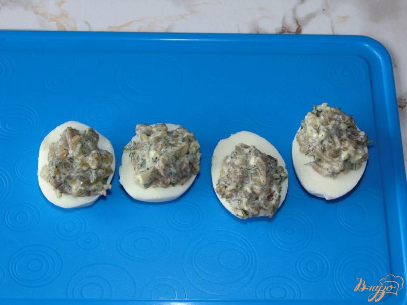 Фото приготовление рецепта: Яйца фаршированные баклажаном с луком шаг №5
