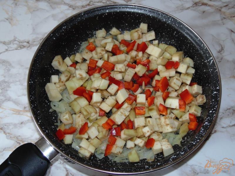 Фото приготовление рецепта: Паста фузилли с баклажаном и сладким прецем шаг №2