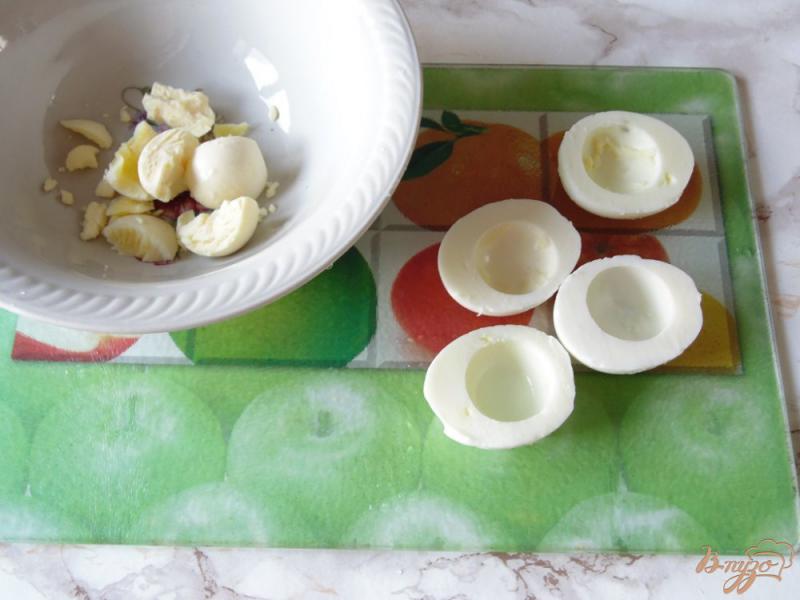 Фото приготовление рецепта: Яйца фаршированные зелеными оливками с сыром шаг №1