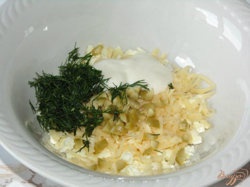 Фото приготовление рецепта: Яйца фаршированные зелеными оливками с сыром шаг №2