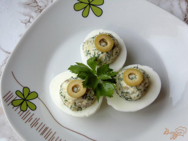 Фото приготовление рецепта: Яйца фаршированные зелеными оливками с сыром шаг №4