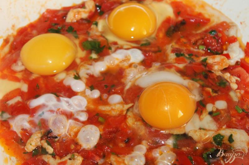 Фото приготовление рецепта: Яичница с курицей и томатами шаг №4