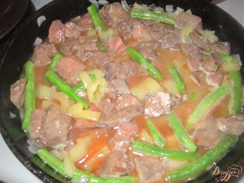 Фото приготовление рецепта: Свиное легкое тушеное с овощами в томате шаг №5