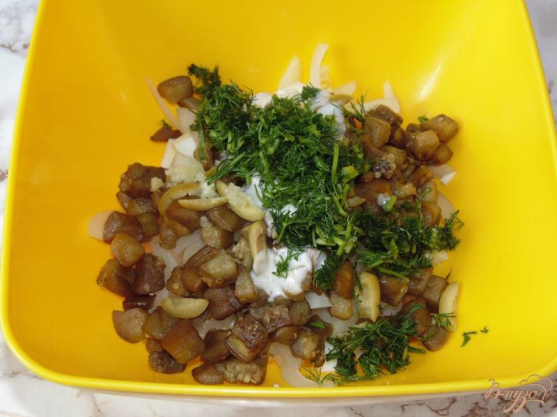 Фото приготовление рецепта: Картофельный салат с баклажаном и зелеными оливками шаг №6