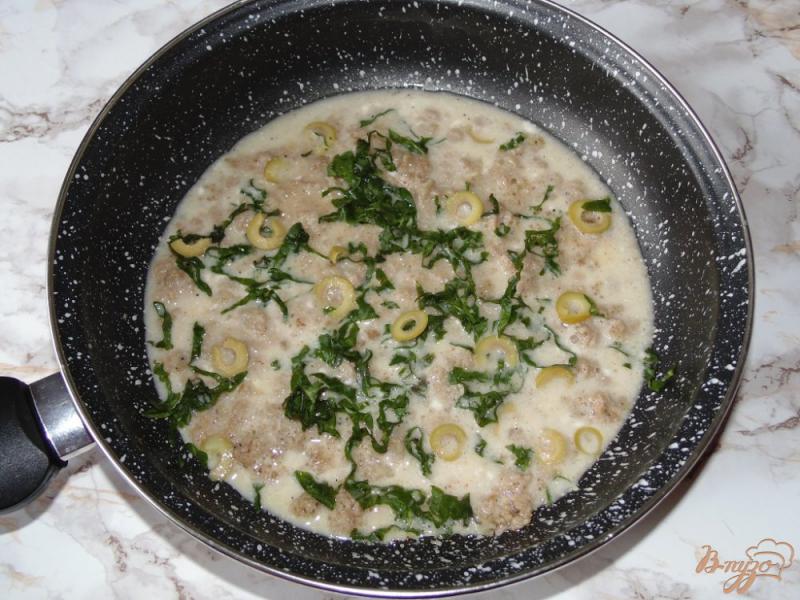 Фото приготовление рецепта: Омлет с фаршем и зелеными оливками шаг №4