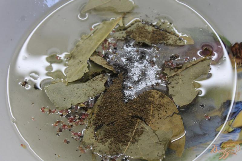 Фото приготовление рецепта: Маринованная скумбрия с добавлением листьев базилика шаг №4