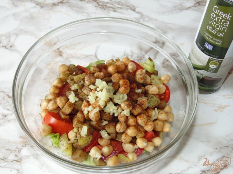 Фото приготовление рецепта: Овощной салат с нутом и баклажаном шаг №6