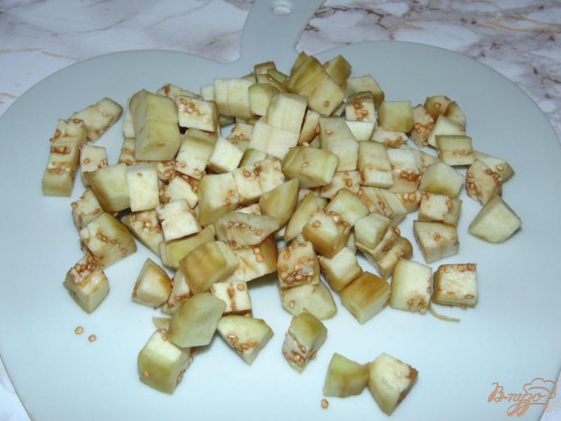 Фото приготовление рецепта: Острый салат из баклажана с черной фасолью шаг №2