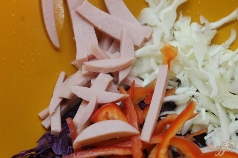Фото приготовление рецепта: Салат из двух видов капусты с колбасой и сыром шаг №3