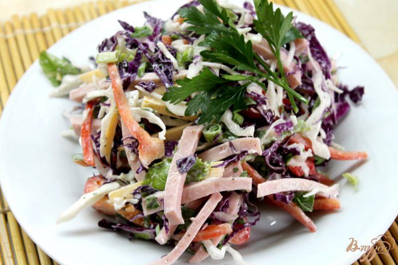 Фото приготовление рецепта: Салат из двух видов капусты с колбасой и сыром шаг №6