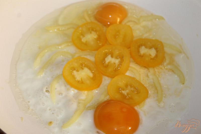 Фото приготовление рецепта: Яичница с сыром и овощами шаг №3