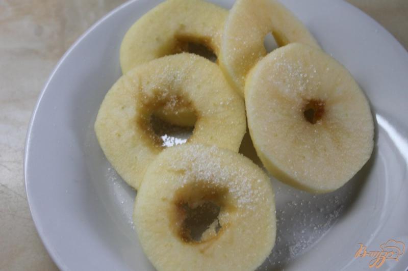 Фото приготовление рецепта: Яблочные кольца в сладком ванильном кляре шаг №2