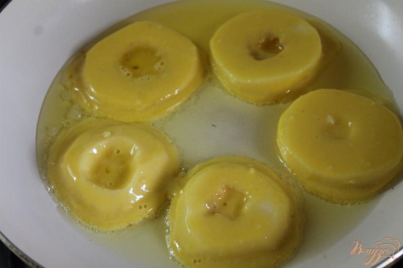 Фото приготовление рецепта: Яблочные кольца в сладком ванильном кляре шаг №6