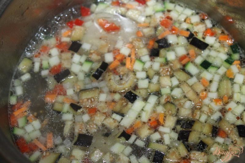 Фото приготовление рецепта: Куриный суп с овощами и шпинатом шаг №3