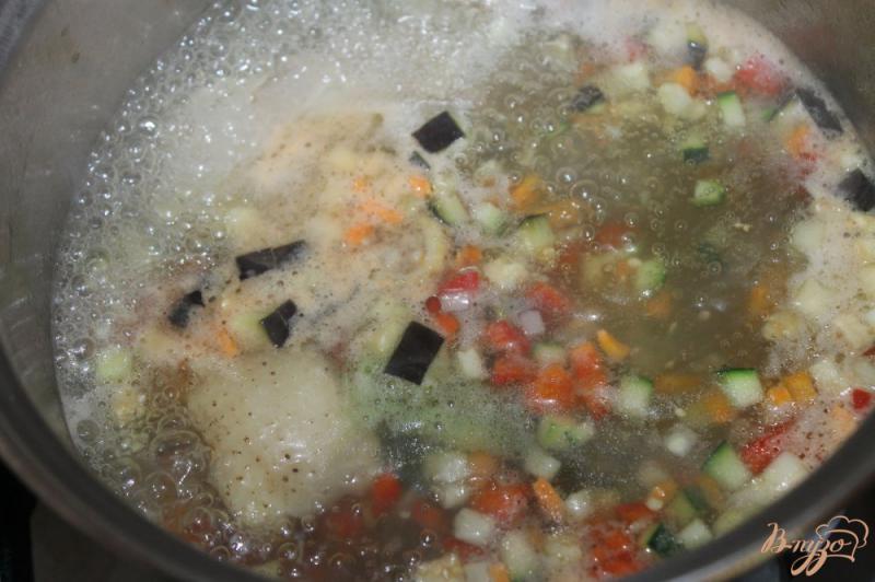 Фото приготовление рецепта: Куриный суп с овощами и шпинатом шаг №4