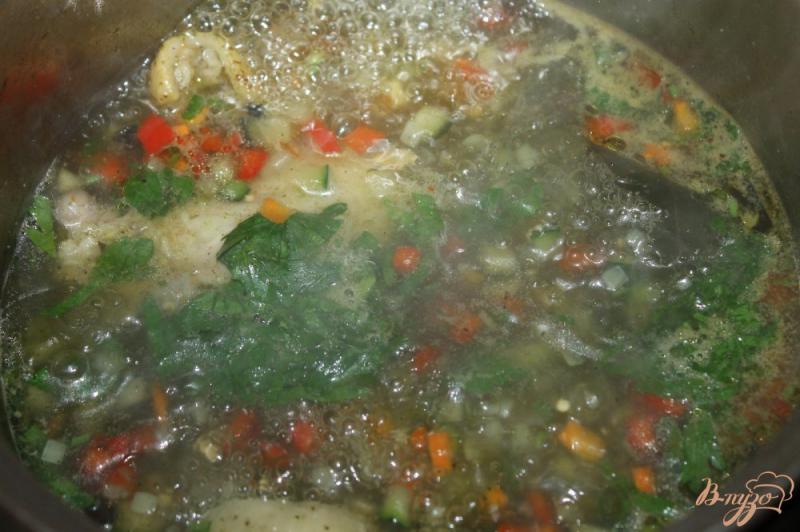 Фото приготовление рецепта: Куриный суп с овощами и шпинатом шаг №5